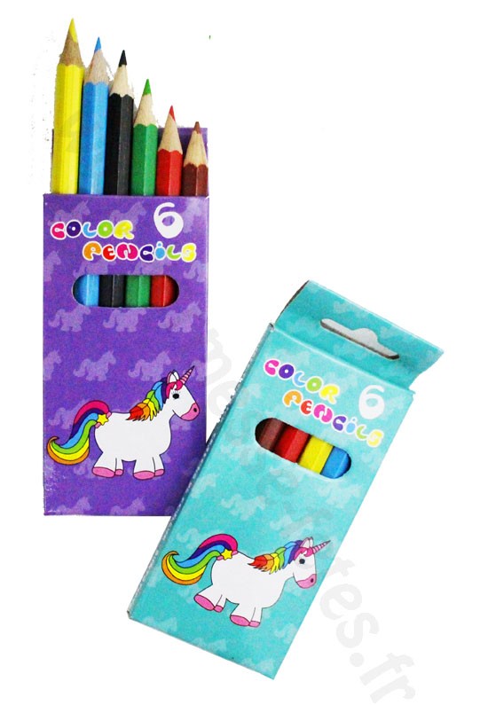 Une boite à jouets et une boite à crayon pleines de couleurs